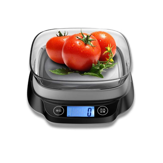 La massa degli alimenti si legge sulla bilancia con display di lettura e con arresto automatico