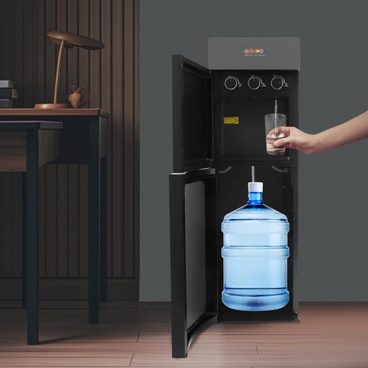 Bicchieri riempiti dalle uscite del distributore con potenza dichiarata di 500 W