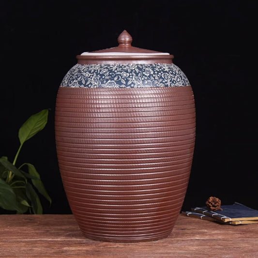 Cereali riposti in un recipiente da conservazione di colore nero e in ceramica